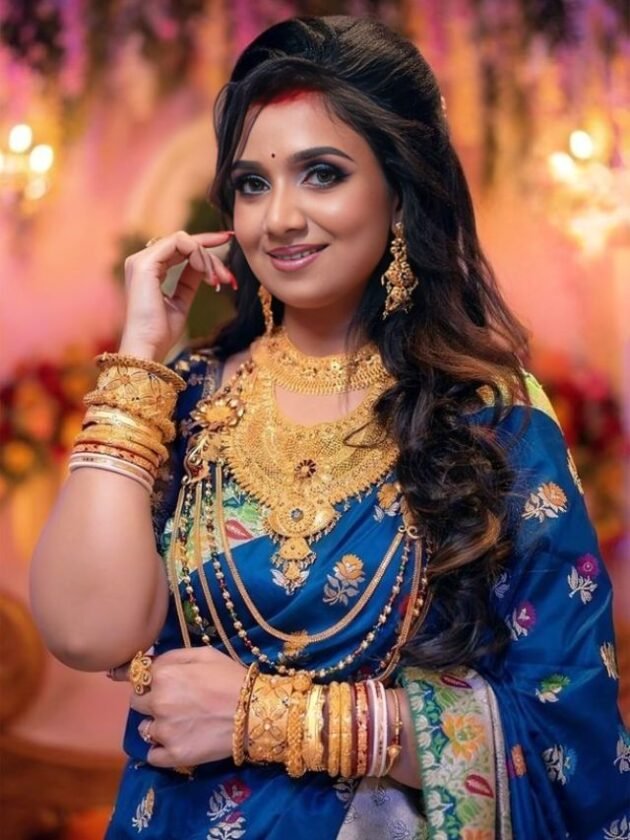 Shreya Ghoshal in Full Puff and Curving Open Hair with Wedding Banarasi Saree