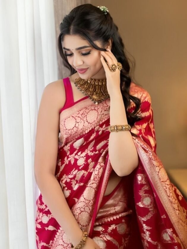 Wedding Banarasi saree Look in Open Hair and Loose Curves with Gajra