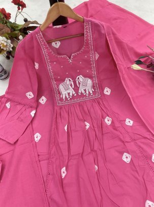 Elegant Pink Kurti Set With Bandhej